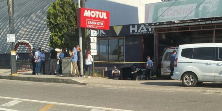 Mahalle ortasında korkunç olay: Mal sahibi, kiracısına dehşeti yaşattı: 3’ü ağır 4 yaralı