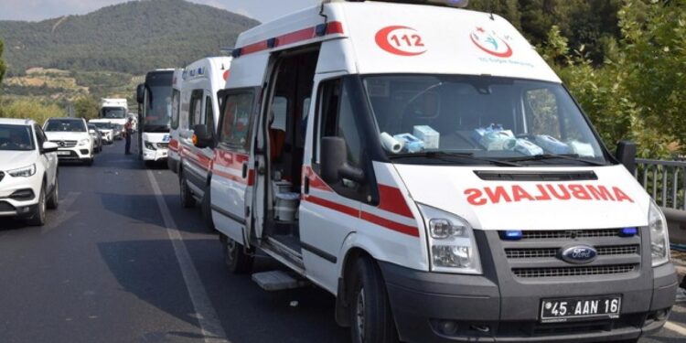 Manisa’da otobüsle otomobil çarpıştı! Yaralılar var