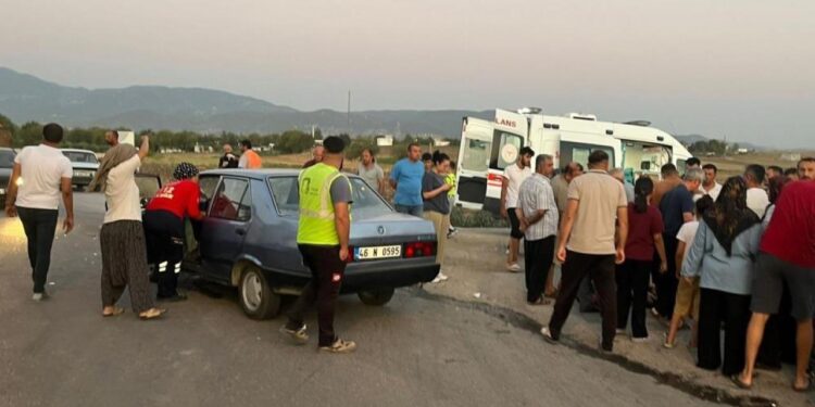 Motosikletle otomobil çarpıştı: 3 yaralı