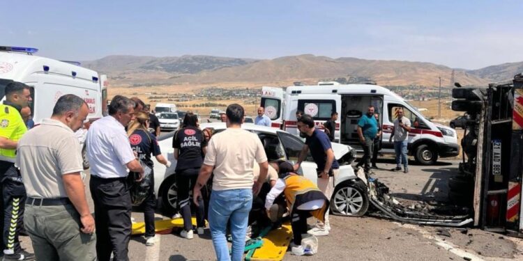 Muş-Varto yolunda feci kaza: 6 kişi yaralandı