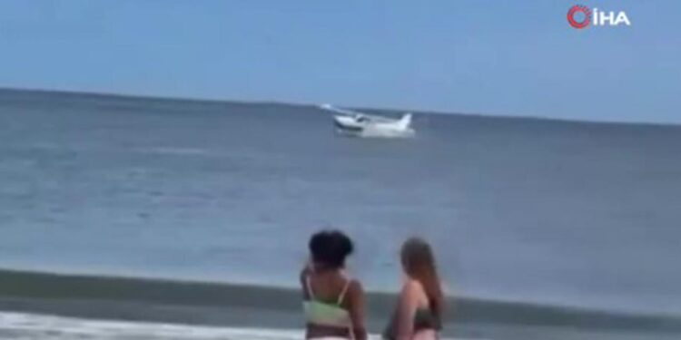 Okyanusa acil iniş! ABD’de küçük uçak takla attı!