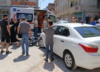 Otomobil ile motosiklet kafa kafaya çarpıştı: 2 yaralı