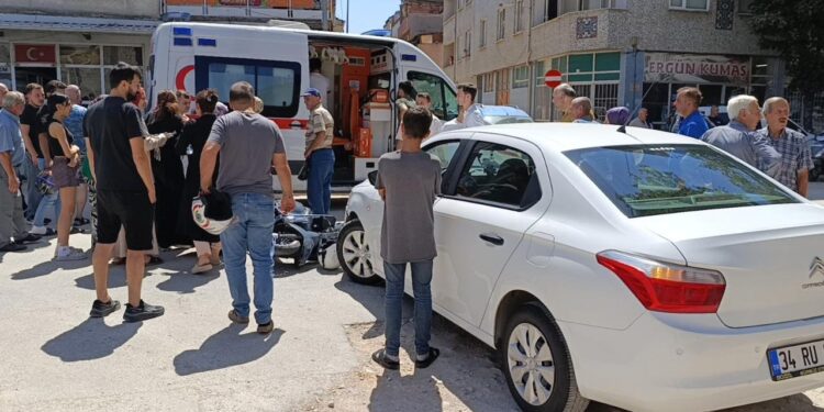 Otomobil ile motosiklet kafa kafaya çarpıştı: 2 yaralı