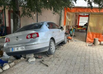 Otomobil, köyün kahvehanesine daldı: 1 ölü, 2 yaralı