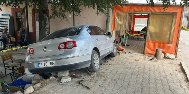 Otomobil, köyün kahvehanesine daldı: 1 ölü, 2 yaralı