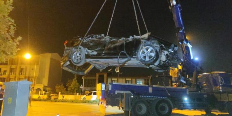 Otomobil park halindeki briket yüklü tıra çarptı: 2 ölü