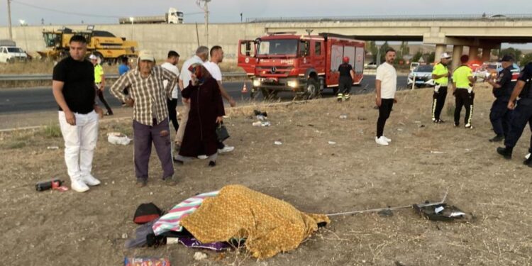 Otomobil takla atarak 60 metre sürüklendi: Ölü sayısı 3’e yükseldi