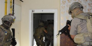 Özel harekat operasyonunda şaşırtan görüntü! Aranan şahıs bazadan çıktı