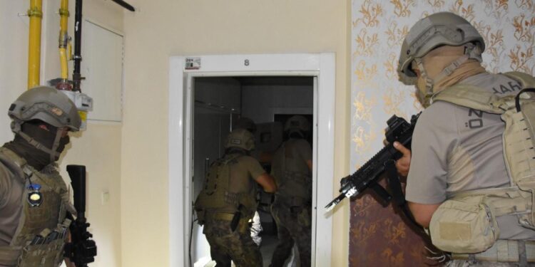 Özel harekat operasyonunda şaşırtan görüntü! Aranan şahıs bazadan çıktı