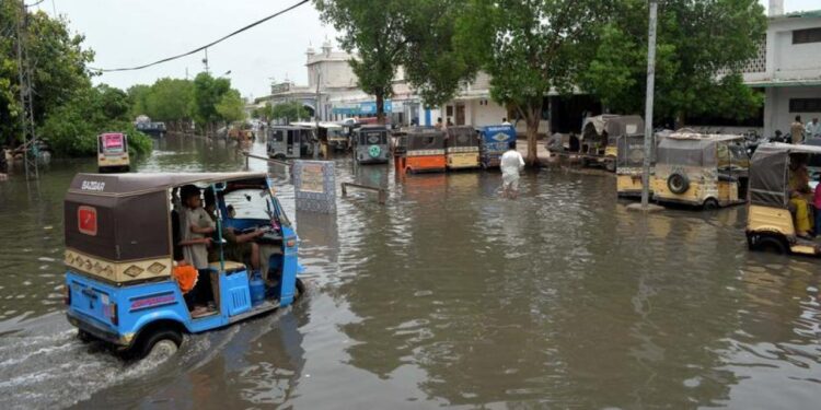 Pakistan’da sel bilançosu ağırlaşıyor!