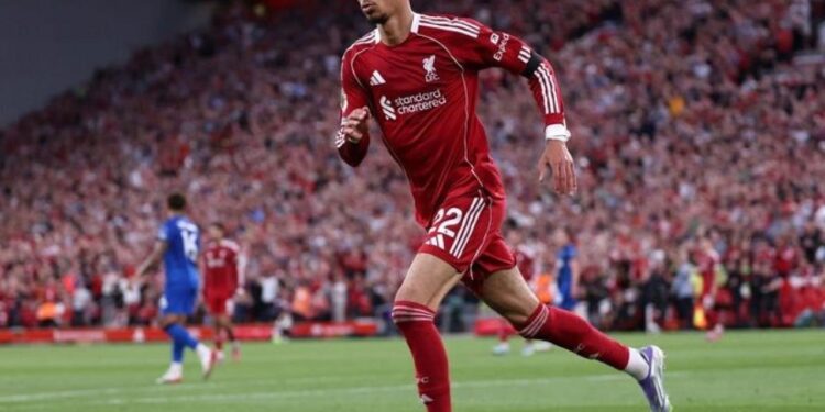 Premier Lig 6 gollü şölenle açıldı! Son şampiyon yıldızlarıyla güldü