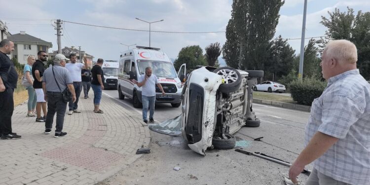 Refüje çarpıp takla attı! Yaralılar var