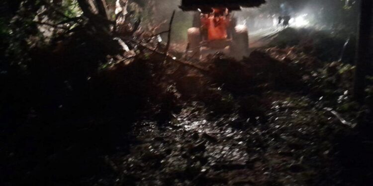 Rize’de heyelan nedeniyle yol ulaşıma kapandı