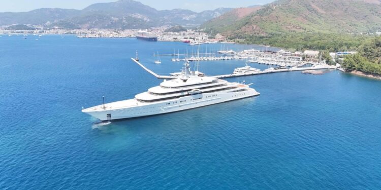 Rus milyarder Abramoviç’in yatı “Eclipse” Marmaris’ten demir aldı