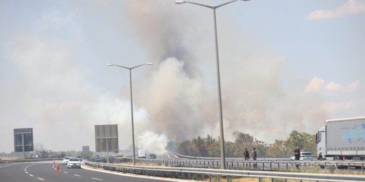 Rüzgar yangını büyüttü, Avrupa Otoyolu trafiğe kapatıldı!