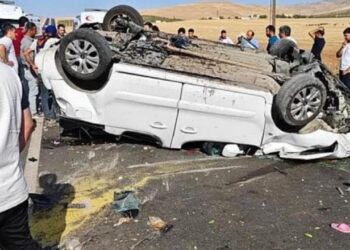 Siirt’te refüje çarparak takla atan araç ters döndü: 6 yaralı
