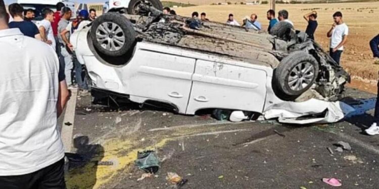 Siirt’te refüje çarparak takla atan araç ters döndü: 6 yaralı