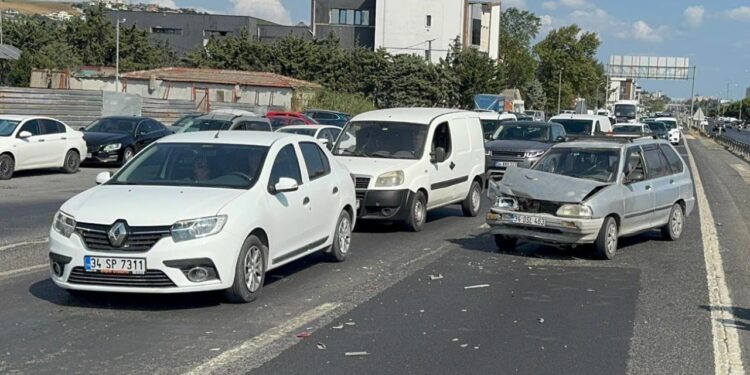 Silivri’de zincirleme trafik kazasında 3 kişi yaralandı