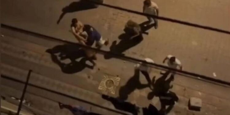 Sultangazi’de iki aile arasında sokak ortasında bıçaklı sopalı kavga: 1 yaralı