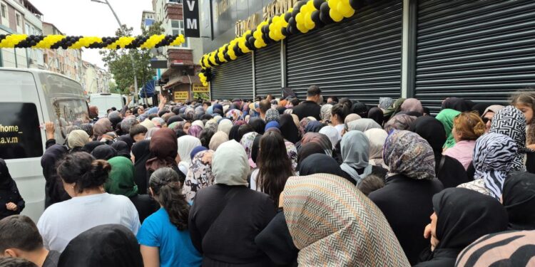 Sultangazi’de mağaza açılışında ‘indirim’ izdihamı
