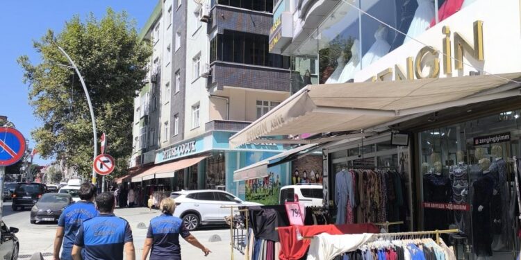 Sultangazi’de zabıtadan kaldırım işgallerine karşı denetim