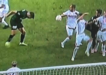 Süper Lig’de hakem VAR’ı dinlemedi! Kararının arkasında durdu