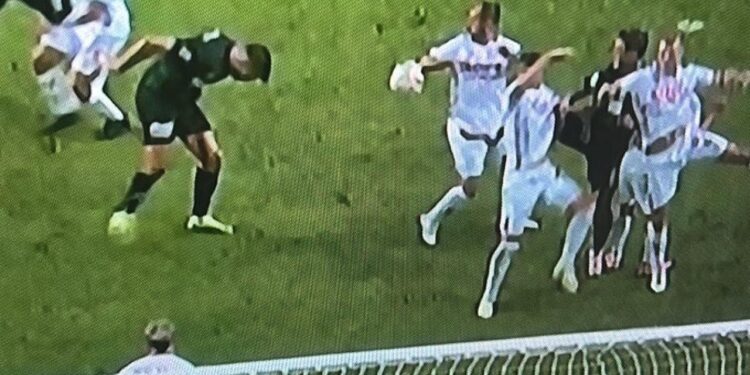 Süper Lig’de hakem VAR’ı dinlemedi! Kararının arkasında durdu