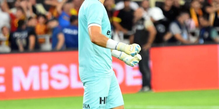 Süper Lig’in başarılı kalecisi geçmişe sünger çekti