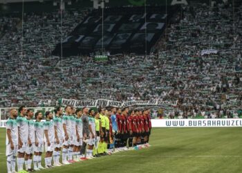 Süper Lig’in iki efsanesi sahaya çıktı: 40 bin seyirci tribünden takip etti