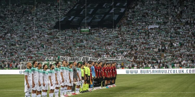 Süper Lig’in iki efsanesi sahaya çıktı: 40 bin seyirci tribünden takip etti