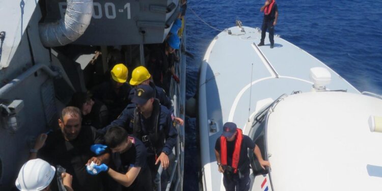 TCG Bozcaada, mavi vatanda Gökdeniz-01’in yardım çağrısına yetişti