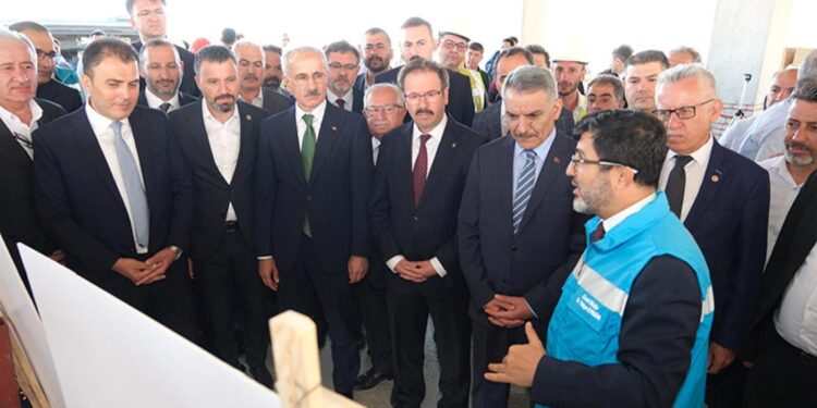 Ulaştırma ve Altyapı Bakanı Uraloğlu, Yozgat Havalimanı inşaatını inceledi