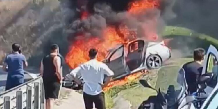 Ümraniye’de kaza yapan otomobil alevlere teslim oldu