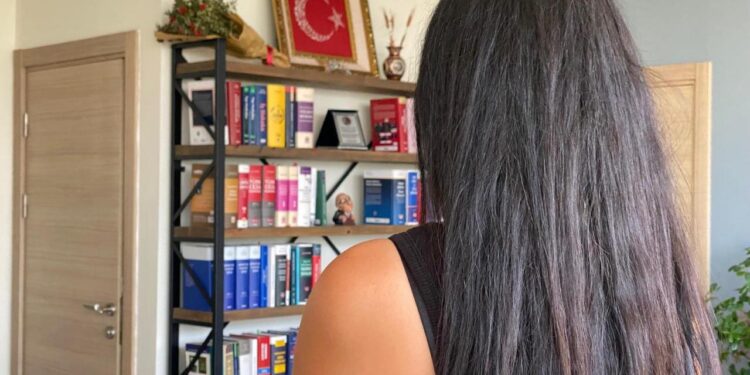 Uyurken cep telefonuna sızıp, yüz binlerce TL dolandırdılar!