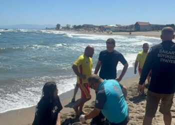 Yasağa rağmen denize açıldılar, boğulmaktan son anda kurtuldular