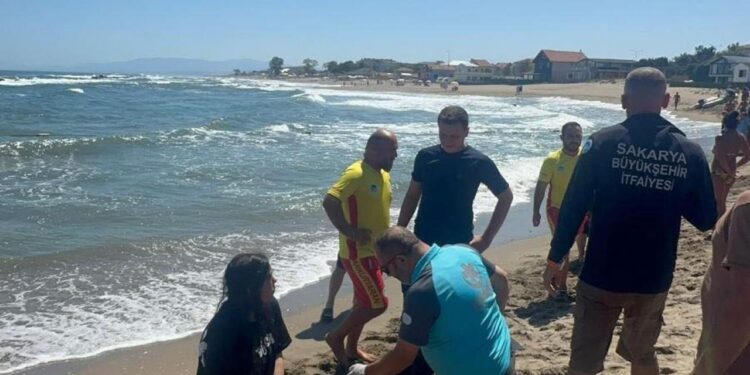 Yasağa rağmen denize açıldılar, boğulmaktan son anda kurtuldular