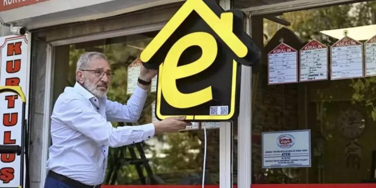 Yetkili emlak ofislerine “e” tabelaların asılmasına başlandı