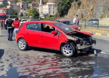 Zincirleme trafik kazasında 5 araç birbirine girdi