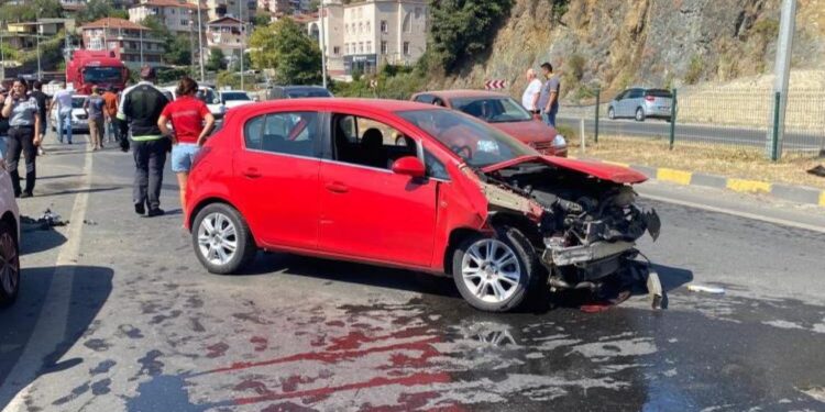 Zincirleme trafik kazasında 5 araç birbirine girdi