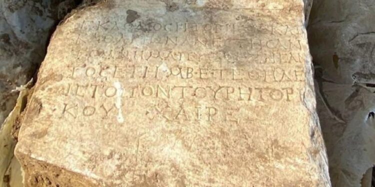 1900 yıllık mezar taşını satmaya çalışırken jandarma yakaladı