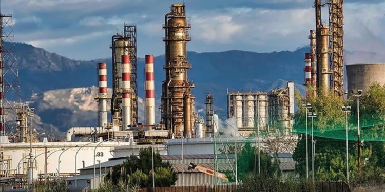 ABD’den İran petrolüne yeni yaptırım