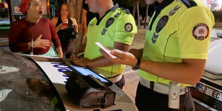 Alkollü kadın sürücü, kendini uyaran sürücüyü ‘maganda’ diye polise şikayet etti