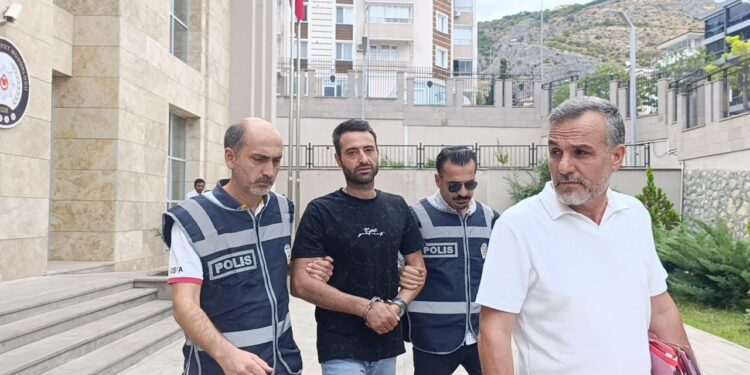Amasya’da 1 yıldır aranan firari hükümlü, sokakta yakalandı