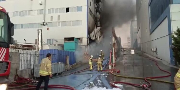 Arnavutköy’de fabrika yangını!