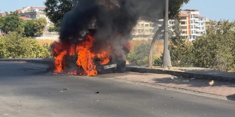 Avcılar’da park halindeki otomobil yanarak kül oldu