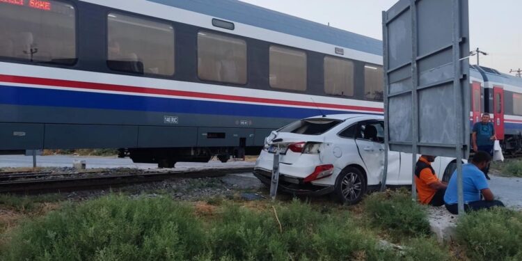 Aydın’da yolcu treni otomobile çarptı: 1 yaralı