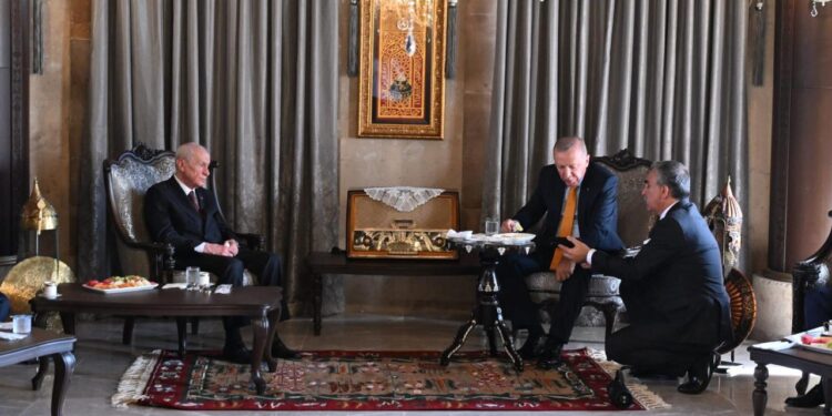 Bahçeli, Erdoğan’a ‘Canların Türküsü’ ve ‘Kardeşlik Türküsü’nü dinletti