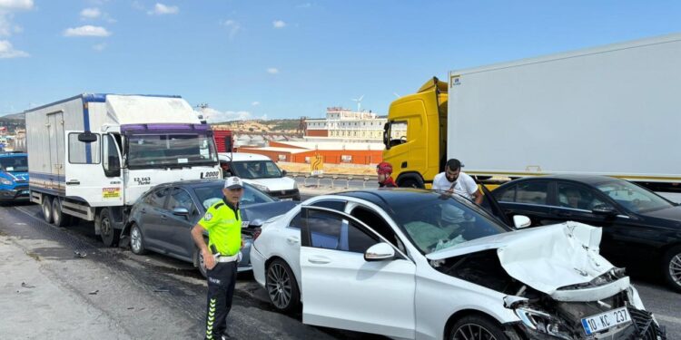 Balıkesir’de 4 araç zincirleme trafik kazası yaptı