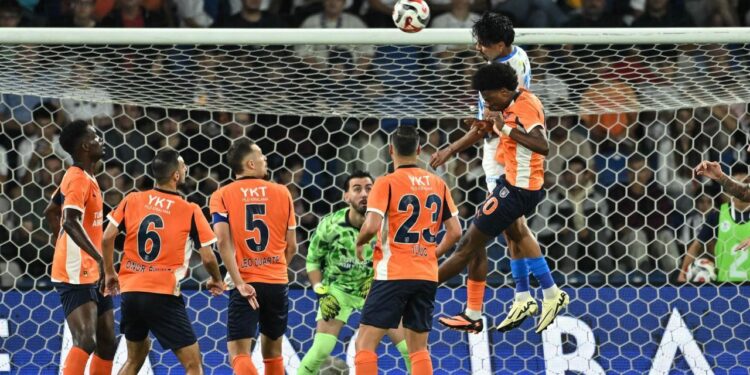 Başakşehir evinde yıkıldı: Rumenler ‘tanıdık’ yıldızla güldü