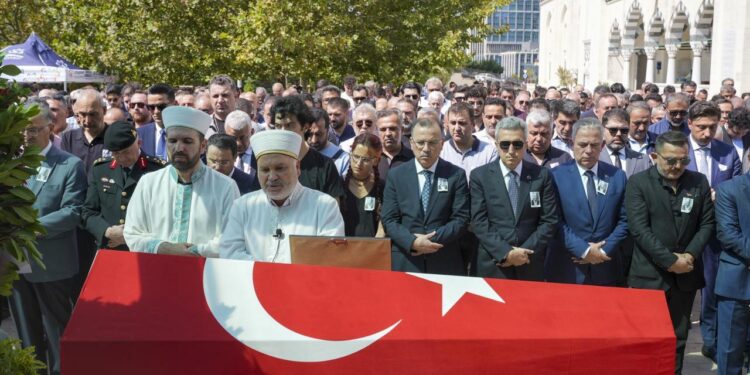 Bıçaklı saldırıda ölen Cumhuriyet Savcısı Kayhan son yolculuğuna uğurlandı